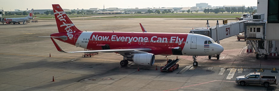 Flugzeug der Air Asia in Bangkok vor dem Start nach Südthailand.