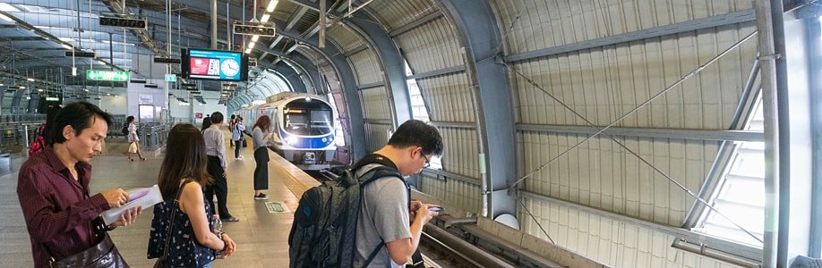 Anrollender Zug des Airport Rail Link - Makkasan Haltestelle.