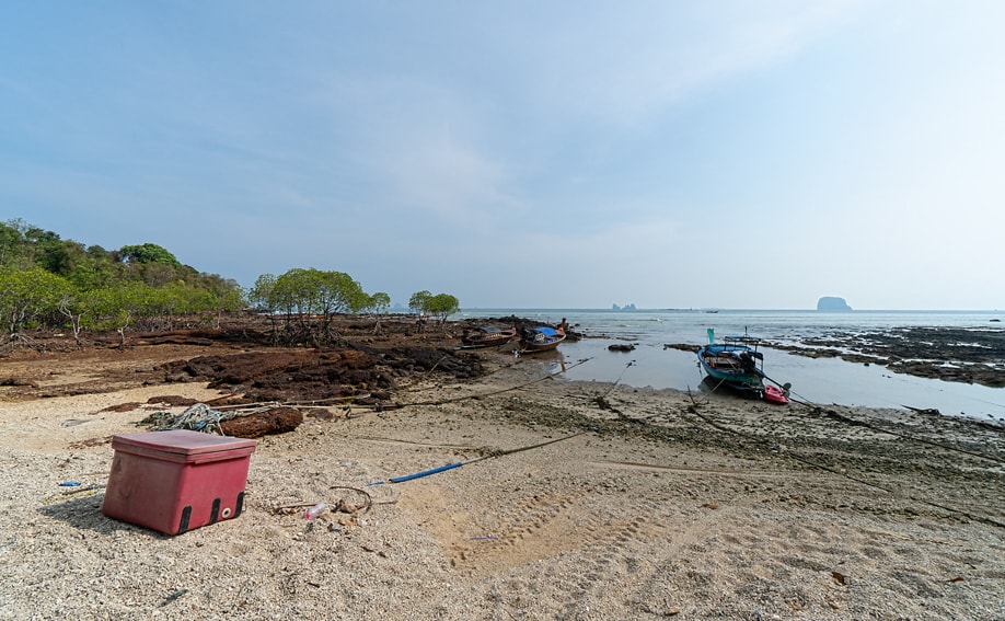 Kiesstrand der Panka Noi Bucht auf Koh Bulon Lae.