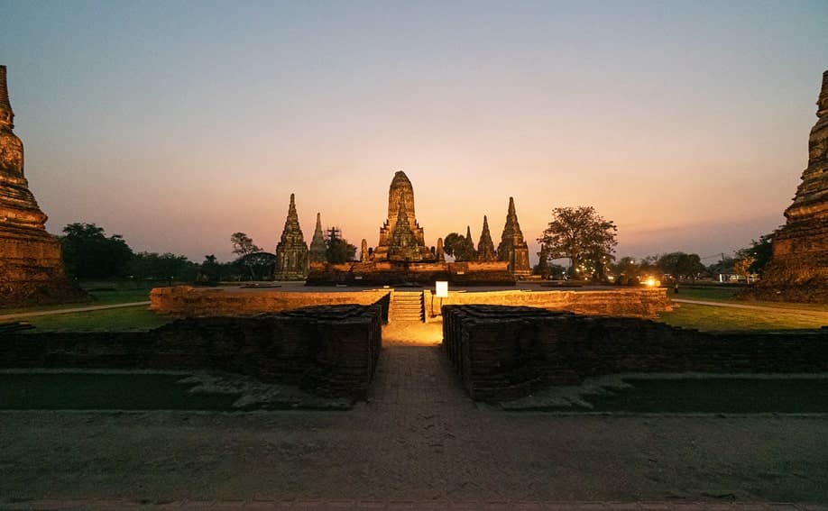 Der angestrahlte Wat Chai Watthanaram bei am Abend.