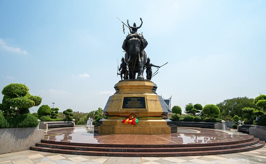 Das Queen Sri Suriyothai Denkmal.