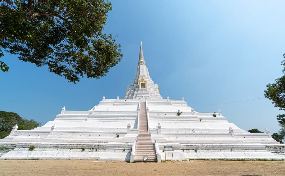 Wat Phu Khao Thong.