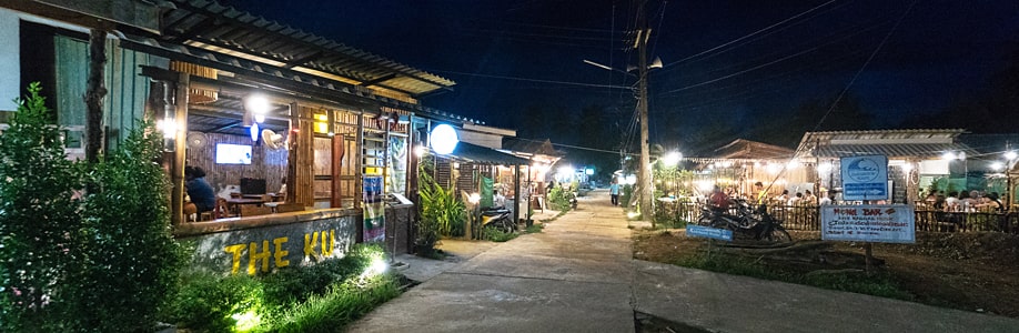 Bescheidenes Nachtleben in Baan Koh Mook - Eine Hand voll Restaurants und Bars.
