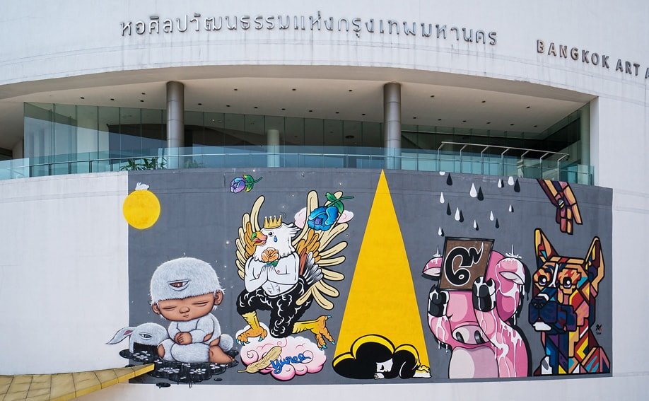 Kunst zu Ehren König Bhumibol an der Fassade des Bangkok Arst and Culture Centre.