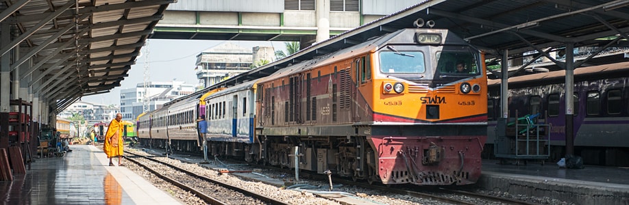 Bahnsteige am Bahnhof in Bangkok.