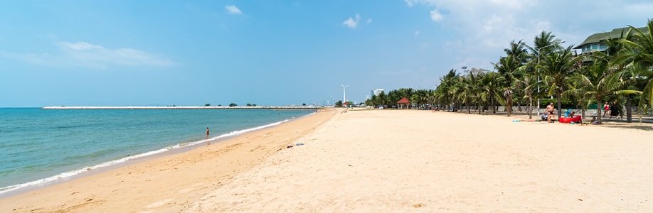 Der Ban Amphur Beach ist ein empfehlenswerter Strand bei Pattaya.