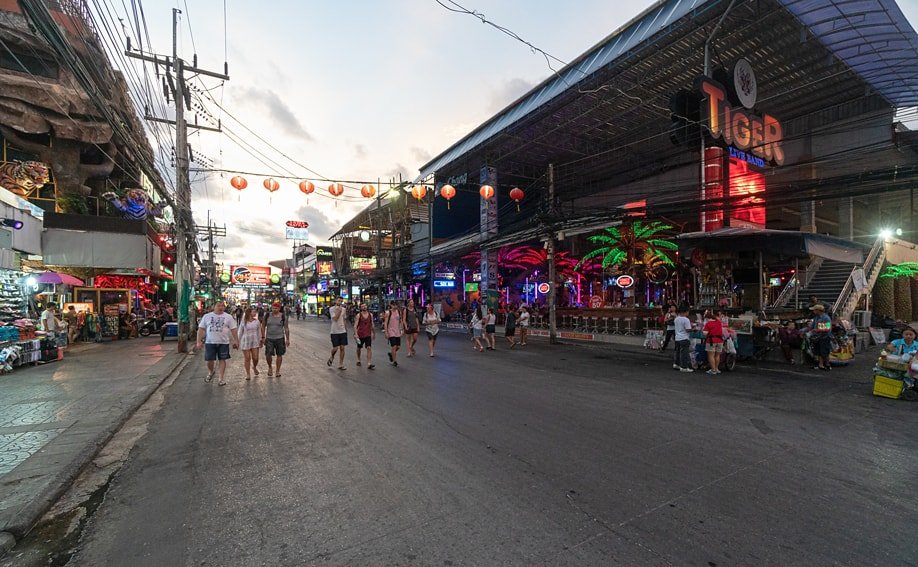 Bangla Road vor dem Tiger Club am frühen Abend.