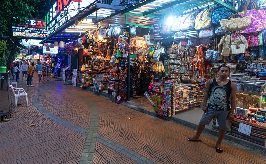 Geschäfte in der Ao Nang Beach Road am Abend.