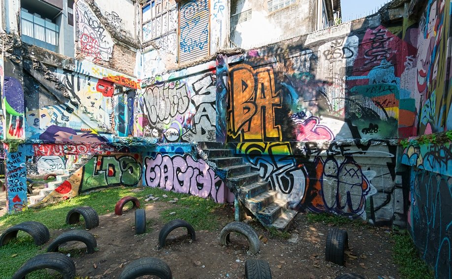 Großflächige Graffiti mitten in Bangkok.