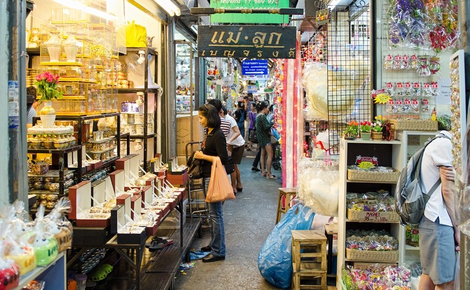 Der Chatuchak Weekend Market in Bangkok - Verkaufsstände.