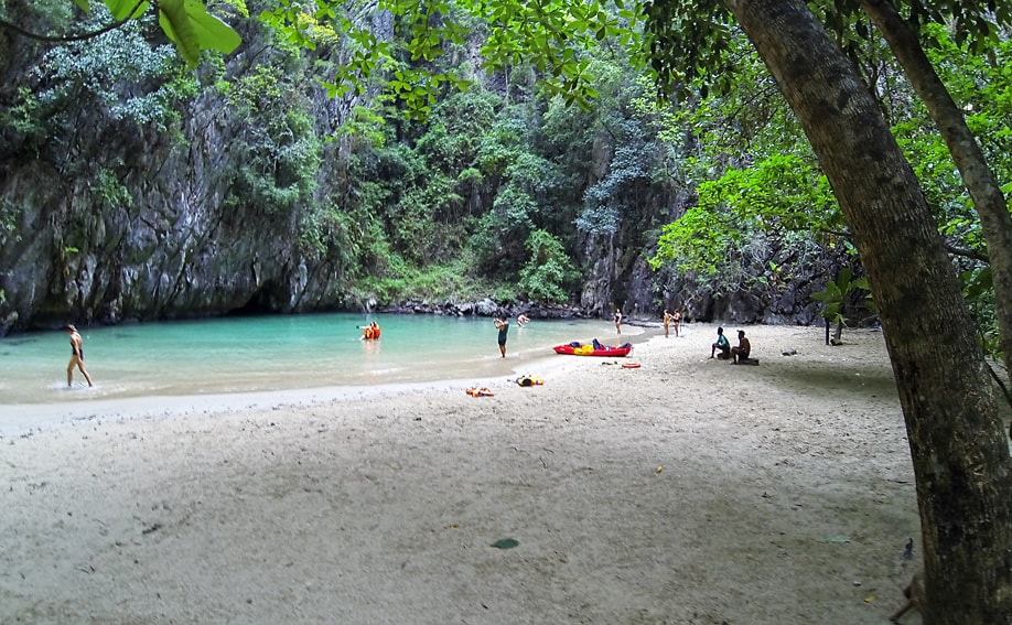 Emerald Cave - Lagune mit kurzem Sandstrand.