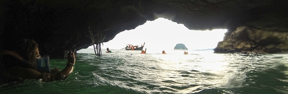 Longtailboot der 4-Island-Tour vor der Emerald Cave.