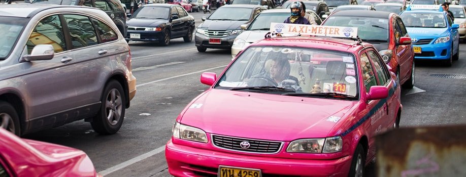 Freies Taxi im Stadtverkehr von Bangkok
