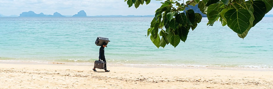 Kofferträger am Strand von Ko Hai.