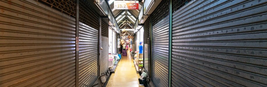 Verschlossene Marktstände auf dem Chatuchak Markt.