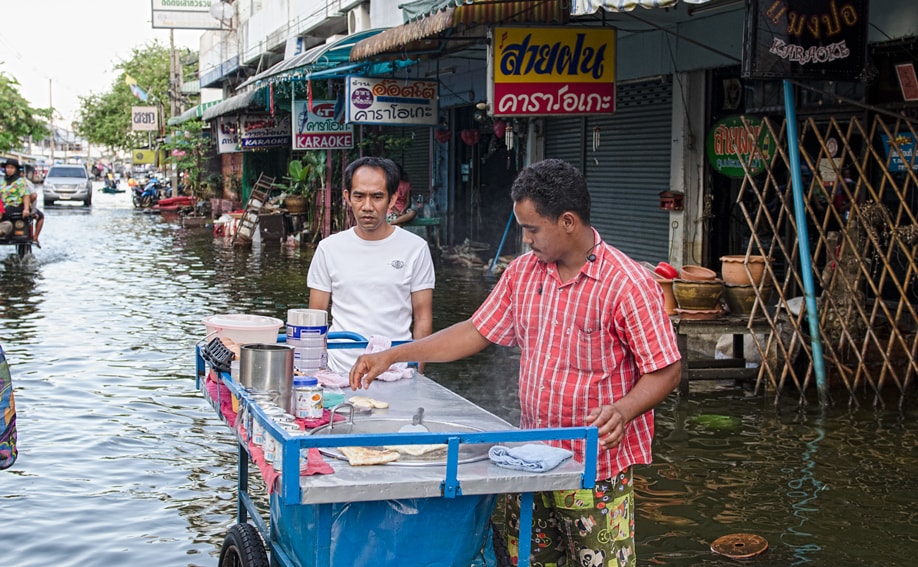 Hochwasser Thailand - Garküche auf überschwemmter Straße in der Nähe vom Don Muang Airport