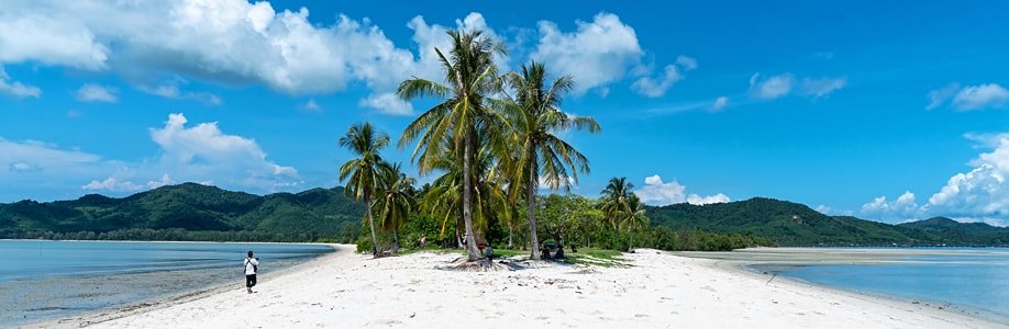 Spaziergänger am Hua Laem Beach (auch Laem Haad Beach genannt).