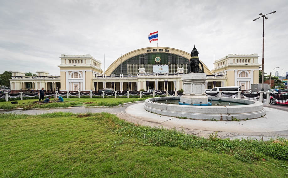 Hua Lamphong Bahnhof in Bangkok von außen.