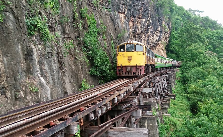 Die Death Railway (Thailand-Burma-Eisenbahn) gehört zu den beliebtesten Sehenswürdigkeiten in Zentralthailand.