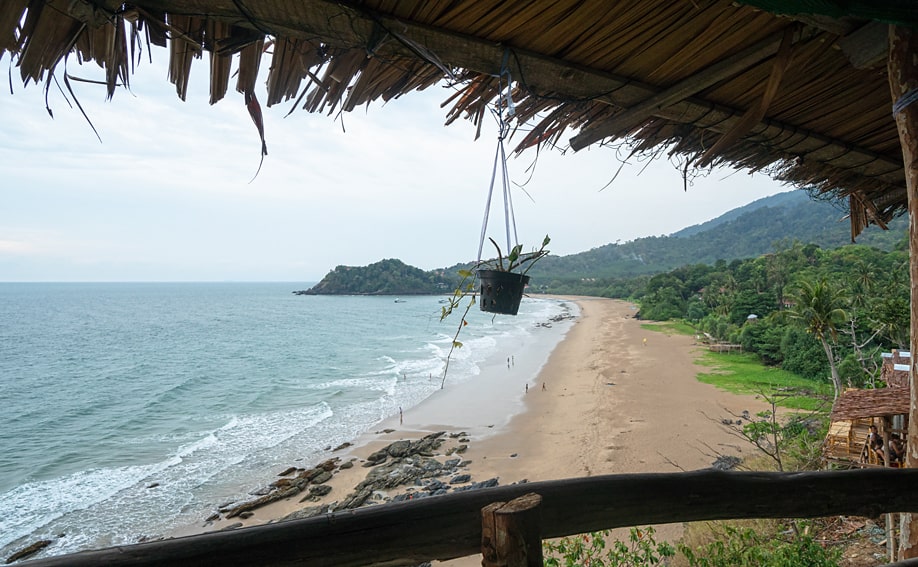 Blick auf den Kantiang Strand von einem Restaurant an der Küstenstraße.