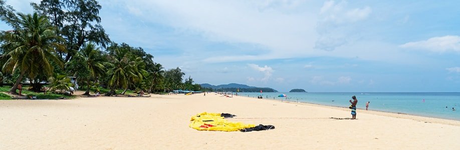 Kitesurfer am Karon Beach auf Phuket.