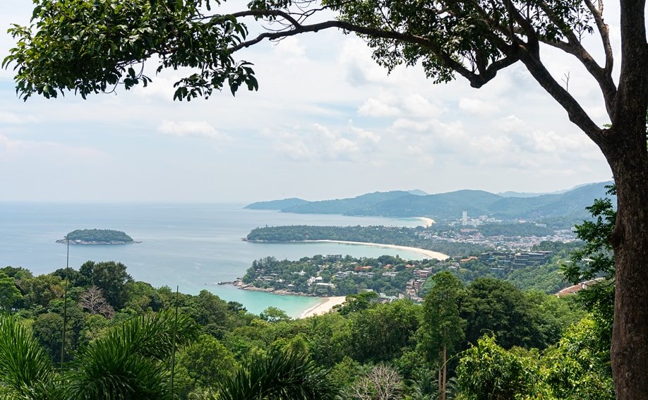 Aussicht auf die drei Buchten vom Karon Viewpoint aus.