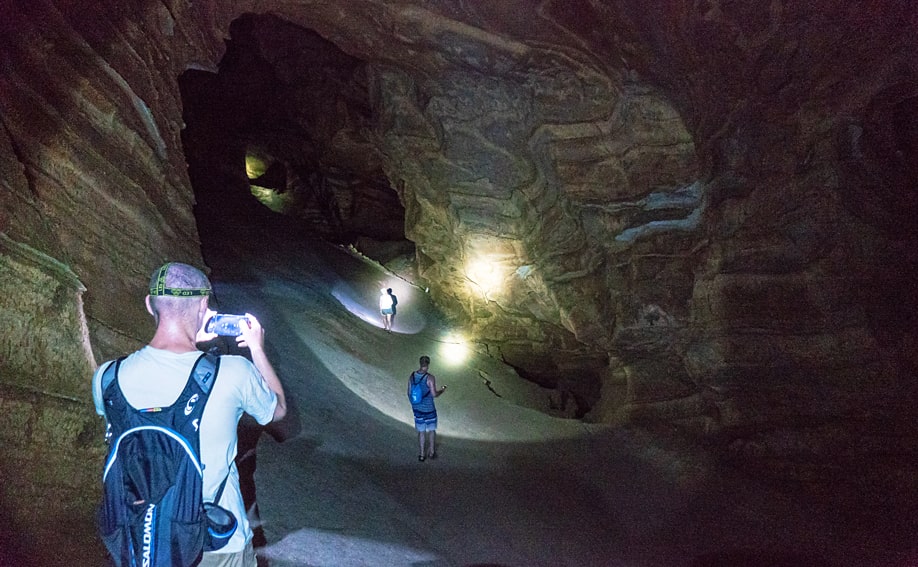 Touristengruppe in der Khao Mai Kaew Höhle.