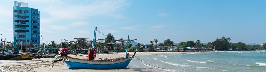 Fischerboot am Khao Tao Strand.