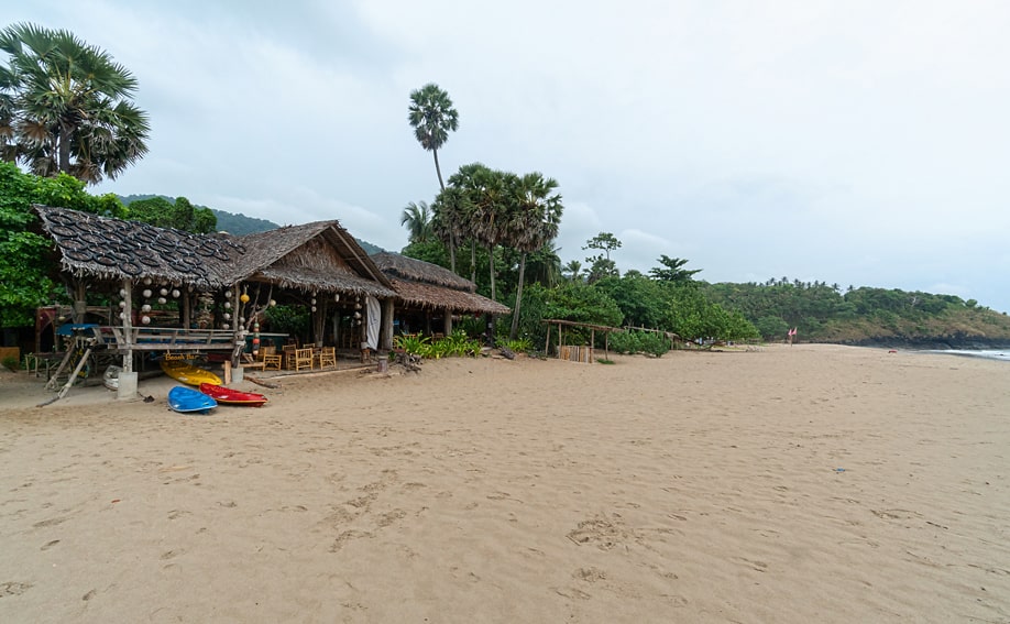 Restaurant am Khlong Jaak Strand auf Koh Lanta.