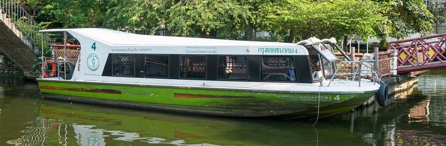 Boot am Pier außerhalb der Betriebszeiten.