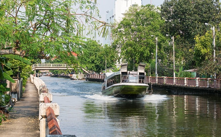 Khlong-Boot auf dem Khlong Phasi Charoen.