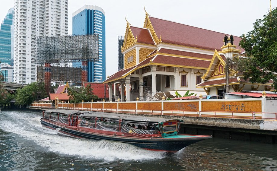 Das Kanalboot Bangkok vor einem Tempel.