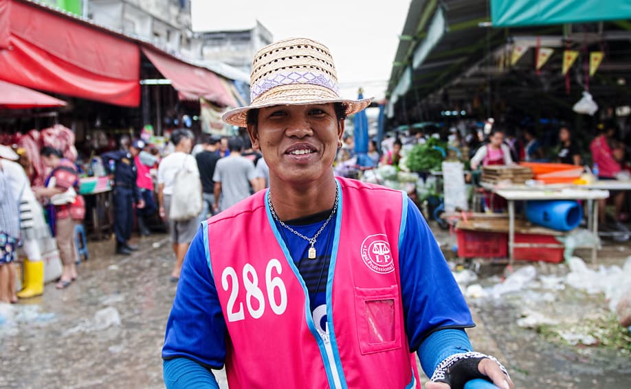 Träger auf dem Khlong Toey Market in Bangkok.