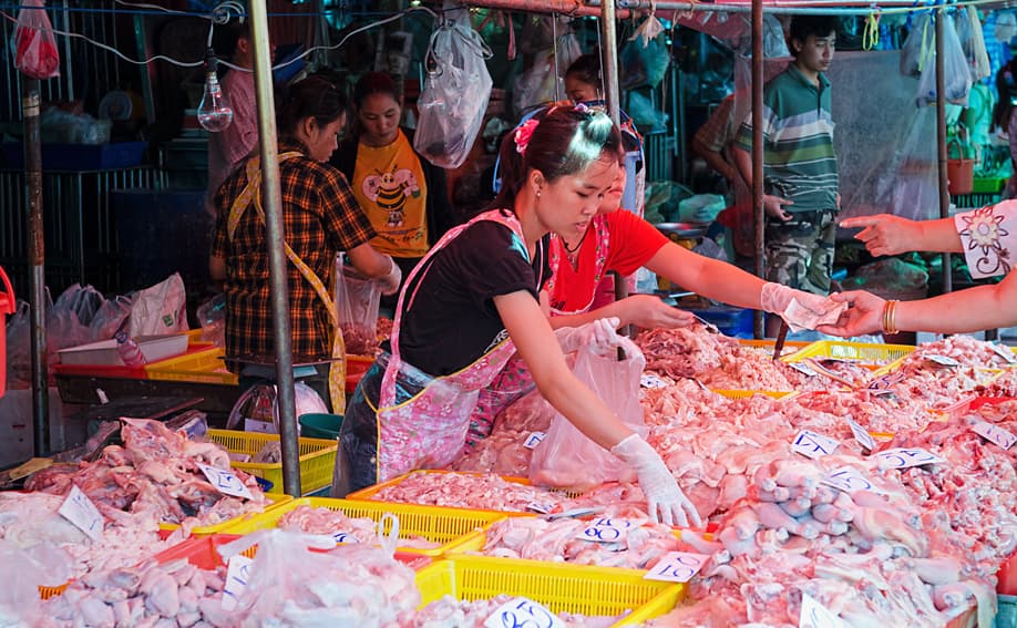 Geflügelstand auf dem Khlong Toey Market.