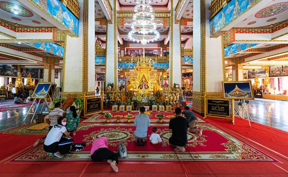 Gläubige Thais im Phra Mahathat Kaen Nakhon.