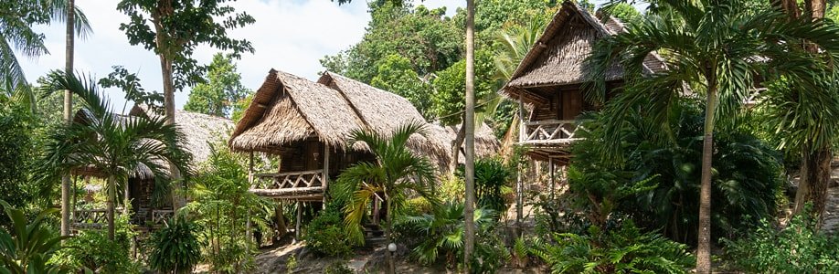 Einfache Bungalows im Dschungel.