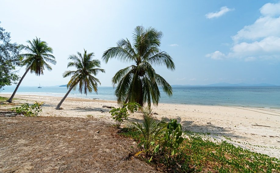 Der schönste Strand von Koh Bulon liegt an der Ostküste.