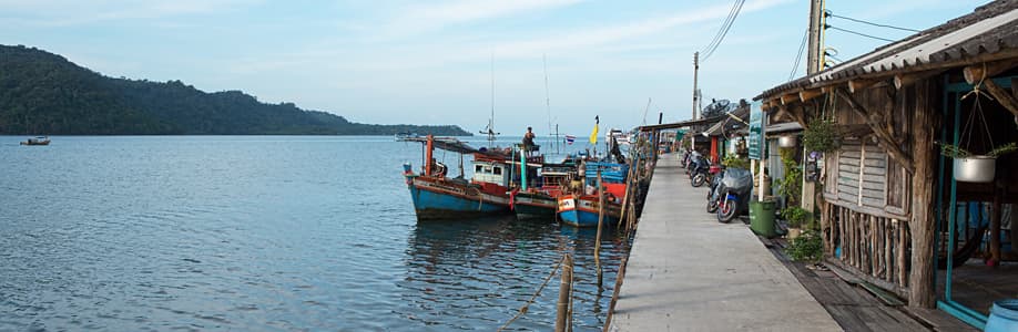 Fischerboote in der Ao Salad auf Koh Kut.