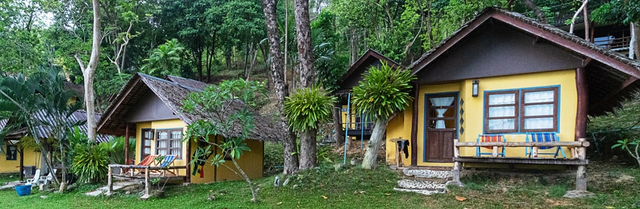 Bungalows von einem Resort auf Koh Lanta Yai.