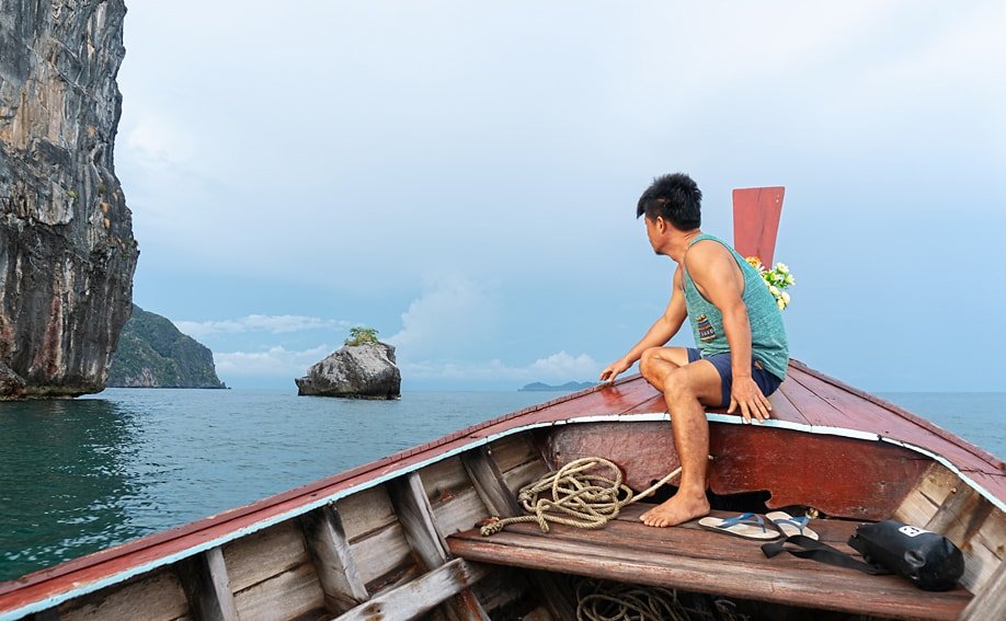 Mit dem Longtailboot entlang der felsigen Westküste von Koh Mook zur Emerald Cave.