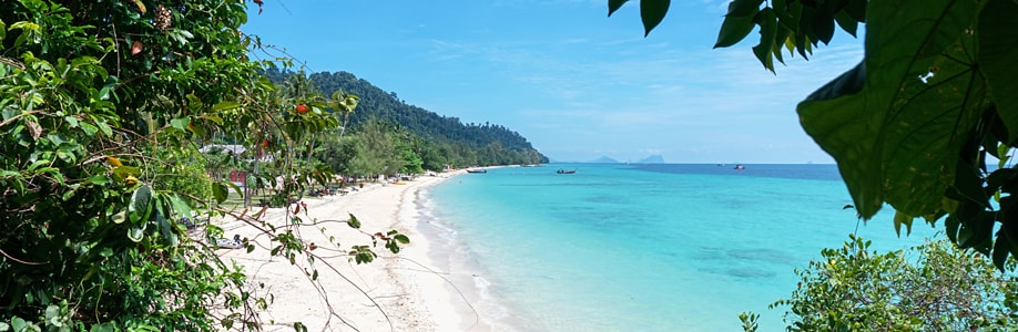 Blick über den Hauptstrand von Koh Ngai.