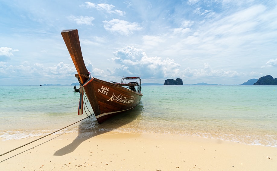 Longtailboot vom Koh Ngai Seafood Restaurant am Hauptstrand der Insel.