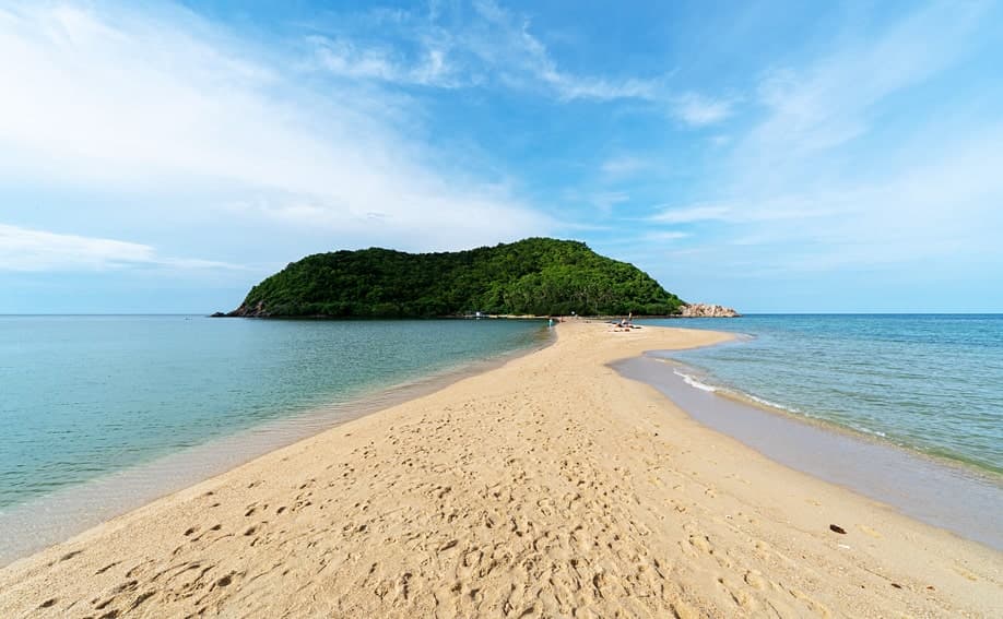 Der Mae Haad Beach mit der vorgelagerten Insel Koh Ma gehört zu den schönsten Stränden von Koh Phangan.