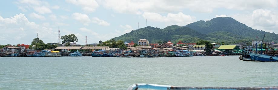 Blick von der Fähre nach Koh Samet auf das Festland.