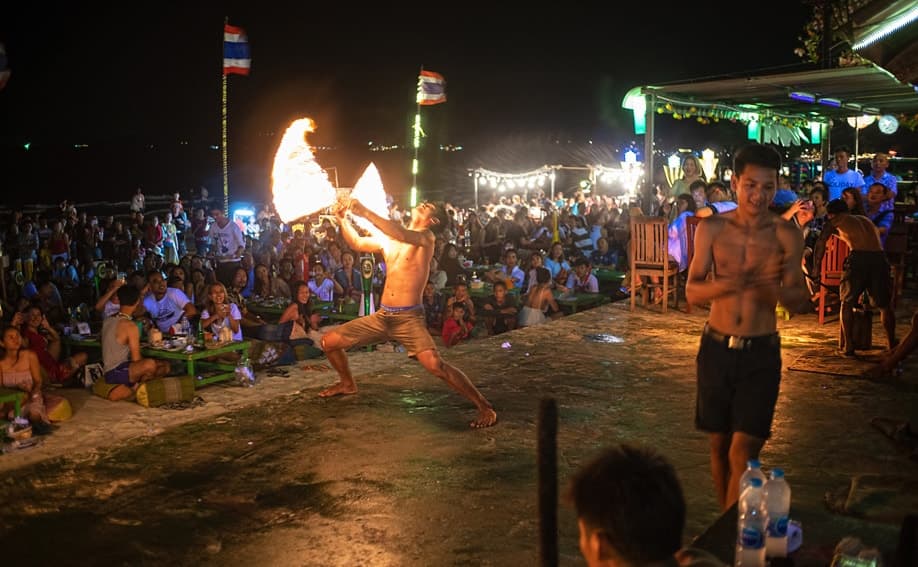 Feuershow in der Ploy Bar.