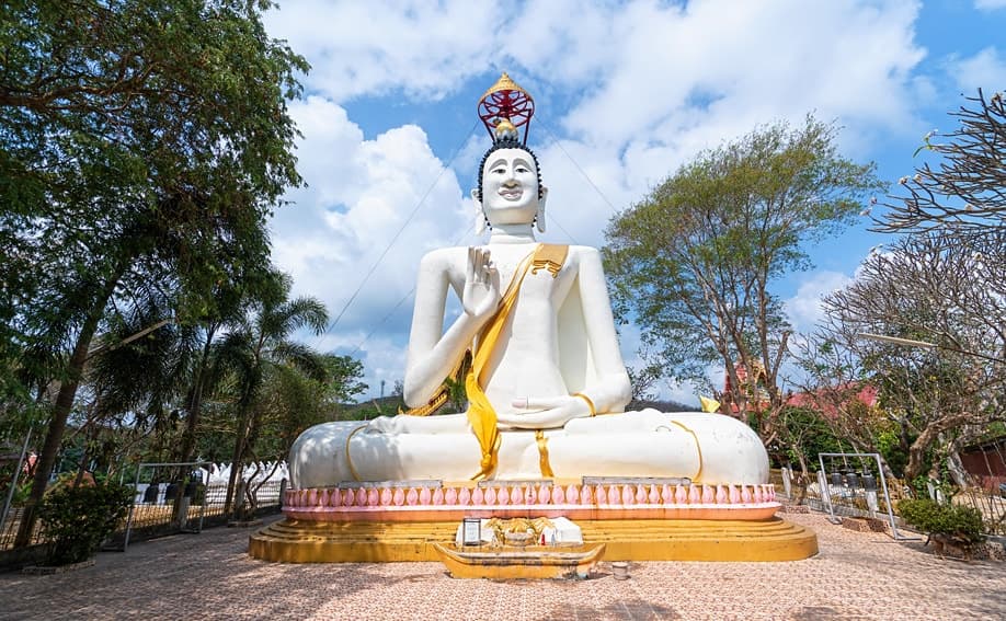 Der Big Buddha im Wat Koh Samet.