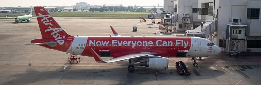 Flugzeug der Billigfluggesellschaft Air Asia am Don Muang Airport.