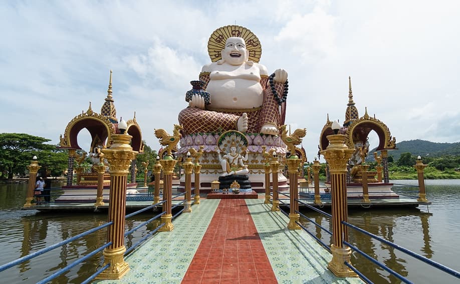 Der Laughing Buddha im Wat Phra Yai auf Koh Samui