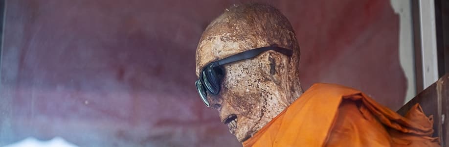 Mumifizierter Mönch Luang Pho Daeng im Wat Khunaram.
