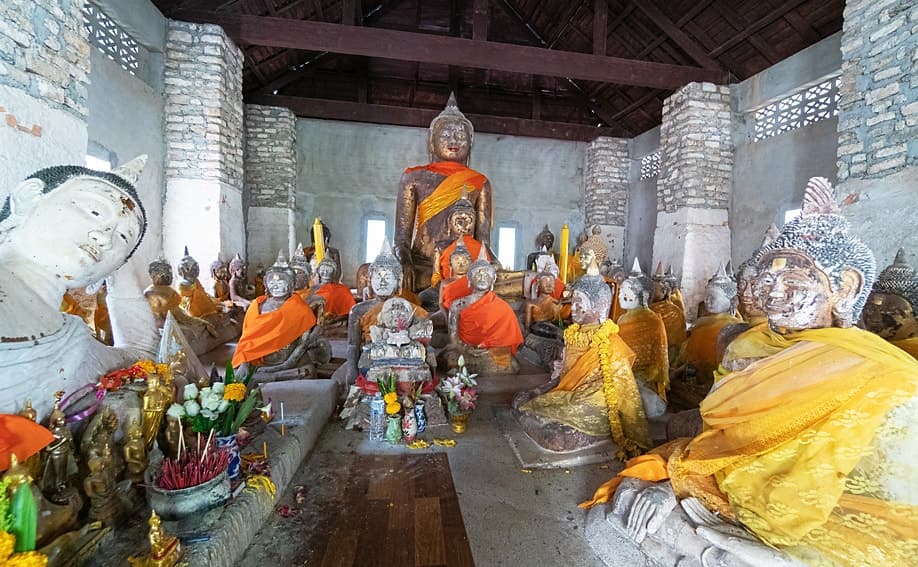 Sehenswerter Raum mit Buddha-Statuen im Wat Samret.